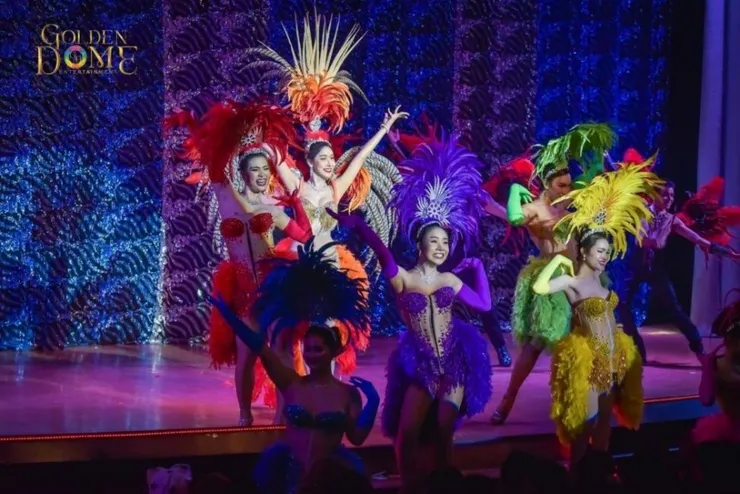 泰國的金東尼人妖秀，就是一場精彩地讓人目不遐給的秀。從表演、外表、服裝、場面，各種結構撐起一場演出