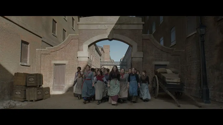 Sarah、Enola及女工們決定罷工，抗議廠主惡行