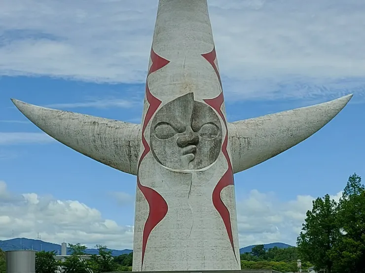 正面象徵現在的「太陽之臉」張開雙臂迎接訪客