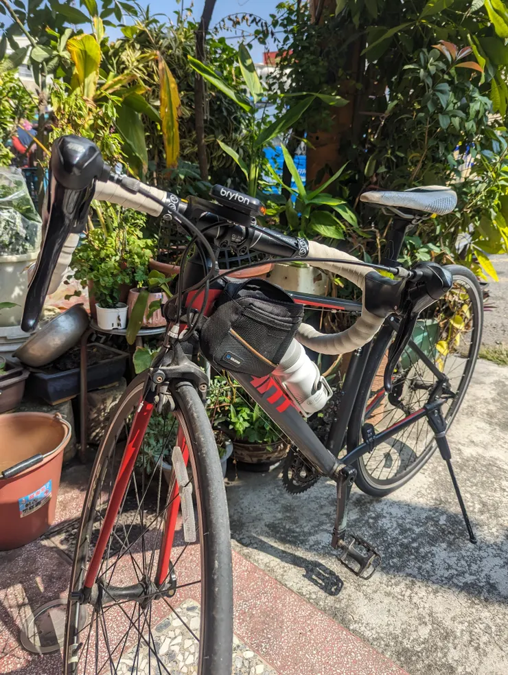 伴隨我10幾年的老單車,坐墊皮都脫落了