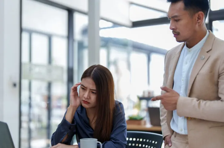 霸凌者喜歡指責同事，也最喜歡找那種「什麼都好、什麼都答應」的軟柿子下手。圖/123RF圖庫