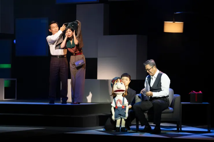 劇情透過王偉忠與執頭偶孫小毛對話漸次推進。（圖片來源：https://udn.com/news/story/7266/7501617）