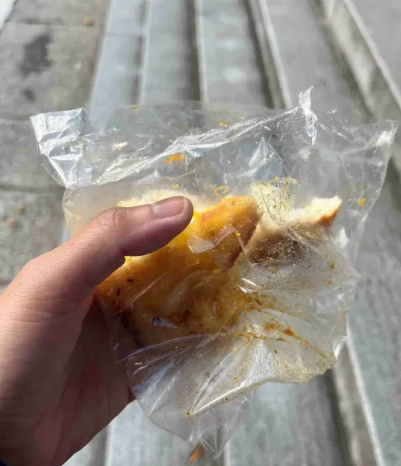 快吃完的時候才發現還沒跟這塊「接待麵包」合照