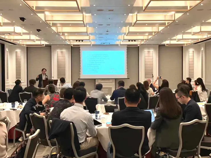 受亞太家辦協會之邀,我在日本東京分享了一場關於企業如何在經濟逆風中突圍的演講。現場來自各地的企業主與管理者互動熱烈,也讓我再次深刻感受到——在高齡化、低成長的環境下,性價比、情緒價值與銀髮經濟,正逐漸成為下一波商業破口。