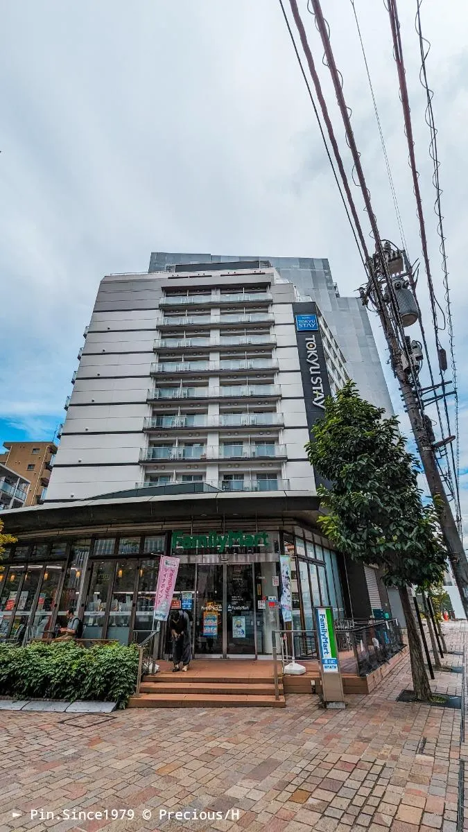 隔壁一樓就是一間全家便利店