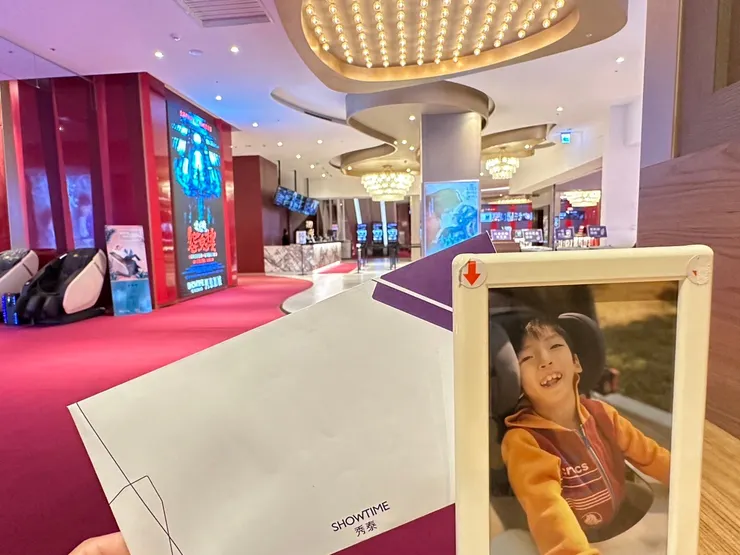 子祐請跟祂一樣有特殊需求的孩子們來看一場無壓力的電影。