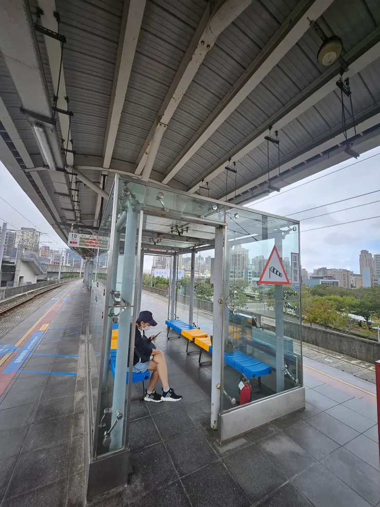 失算，昨熱爆。 ​今新竹凍掉小鳥 ​加上風大 ​有多大 ​竟有躲風休息區 ​真強