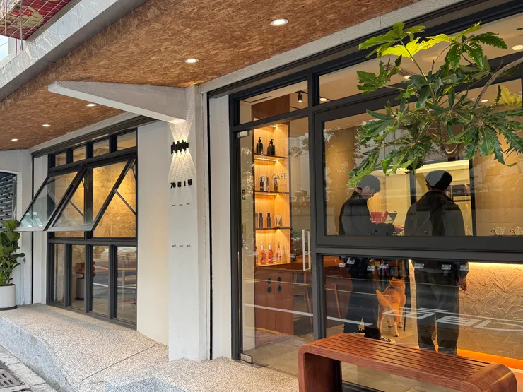店門是大片透明窗戶，採光佳！