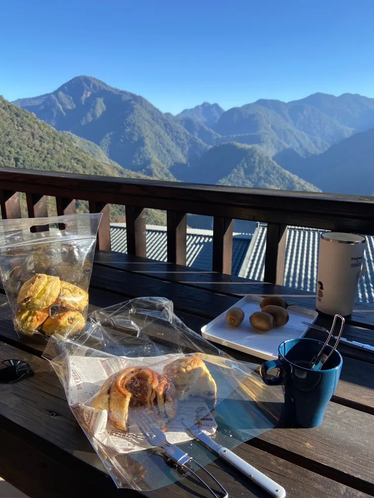 來自山上的小米司康、肉桂捲、獼猴桃，直接在陽台下午茶