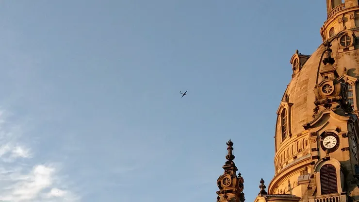 飛機與將近九點的夕陽