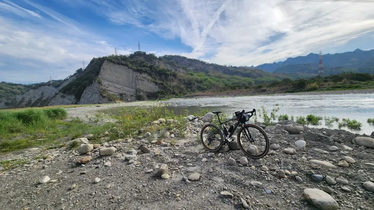 地圖上看,這裡應該以前有便橋可以走。但是現在是無法通行的。