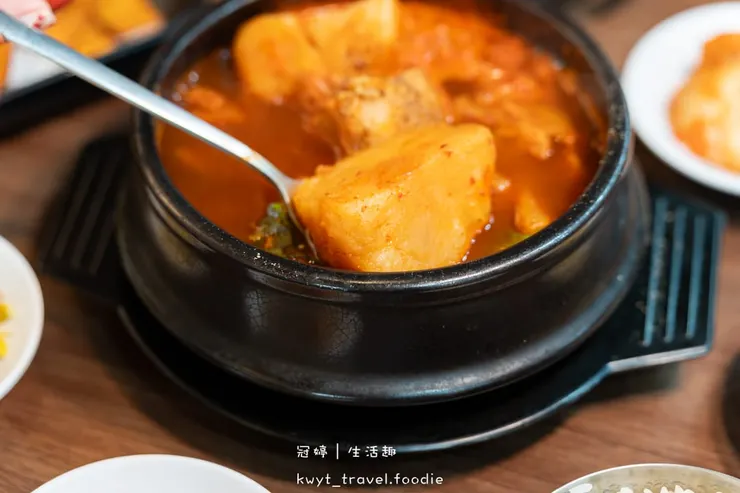 [安平平通路美食]庫霸豬肉湯飯，隱身平通路的道地馬鈴薯龍骨湯，道地韓式小菜無限量供應，安平午餐晚餐推薦，最新菜單