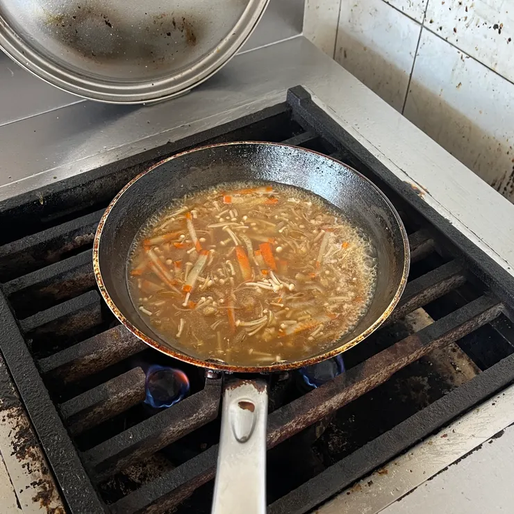 慢慢煮醬汁，這可以淋一大盤蛋了