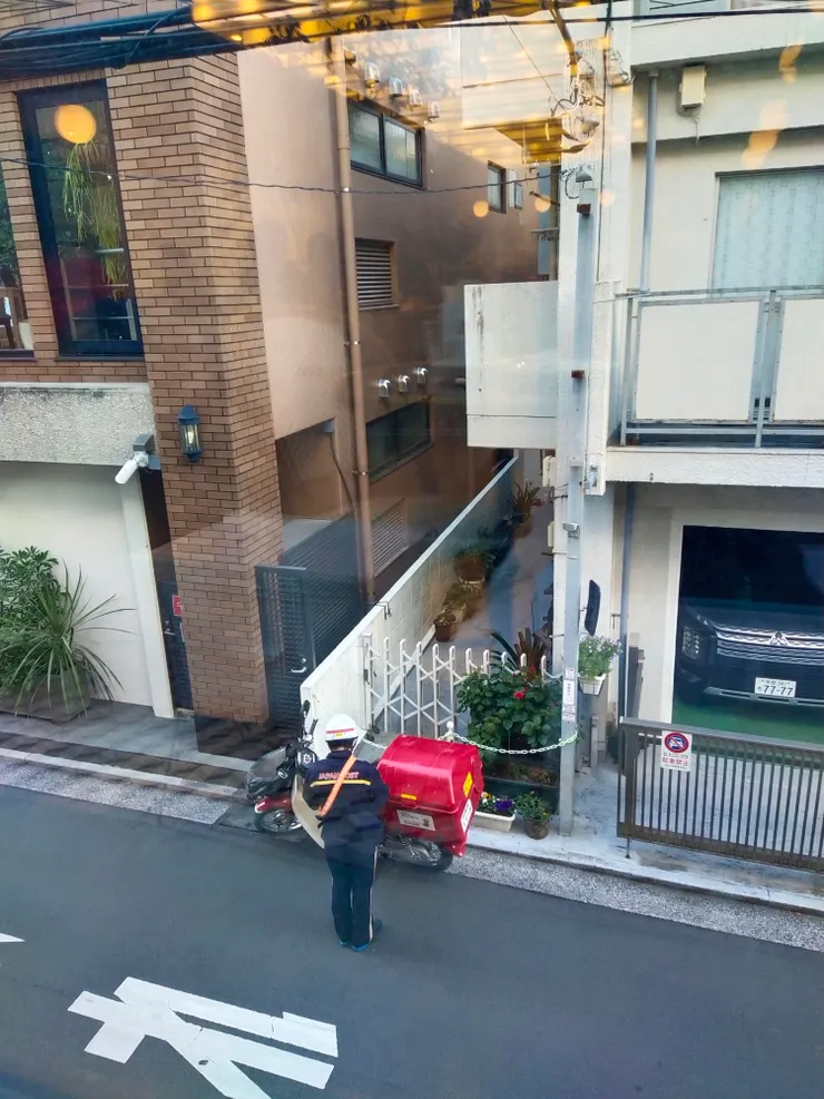 碰巧有郵差來送信