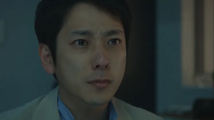 劇中第一次交涉贖金失敗後，溫人後悔沒聽綁匪的話報警，也深深反省自己平日對家庭冷漠的態度。二宮和也在舉行線上記者會，深切關心女兒的泛淚演技，獲得許多網友好評。圖片來源：Twitter