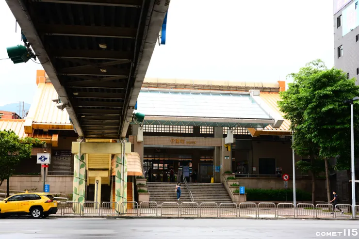 竹圍車站的位置和捷運站幾乎相同