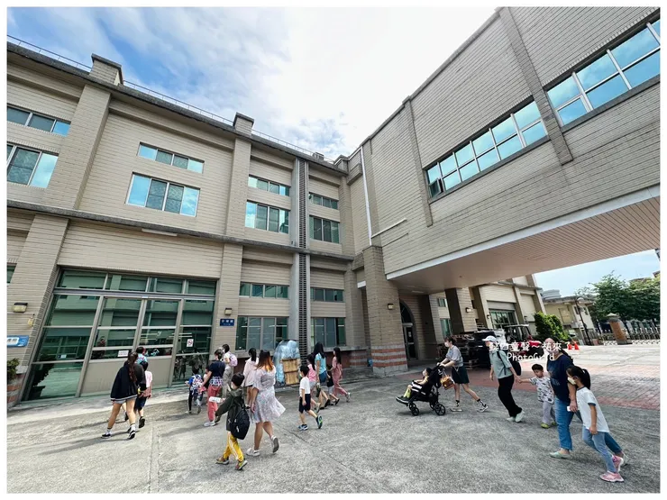 左側入口為統一發票印製廠，輪椅可推行。