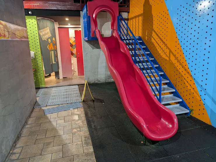 廁所外的溜滑梯