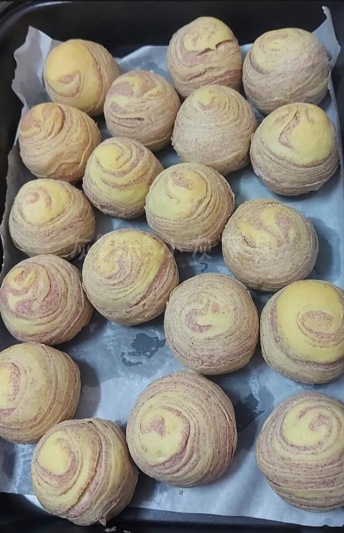 圖片來源：灰鸚鵡小灰寶貝《【蛋黃酥DIY】手工製作螺旋芋頭蛋黃酥＆菠蘿蛋黃酥》https://www.potatomedia.co/s/rVqlny9