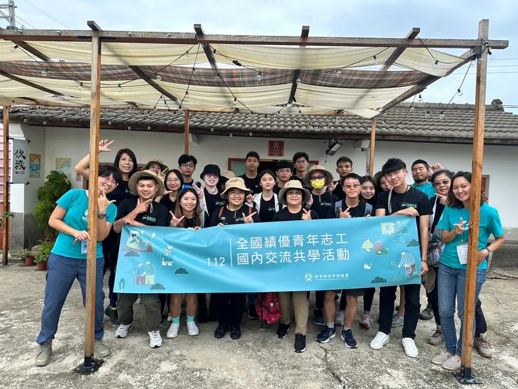 在股份魚鄉主要據點外的合照。