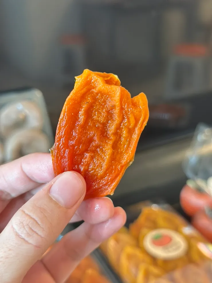 大推阿嬤紅柿乾，有吃蜜餞口感但不會過甜，很有嚼勁