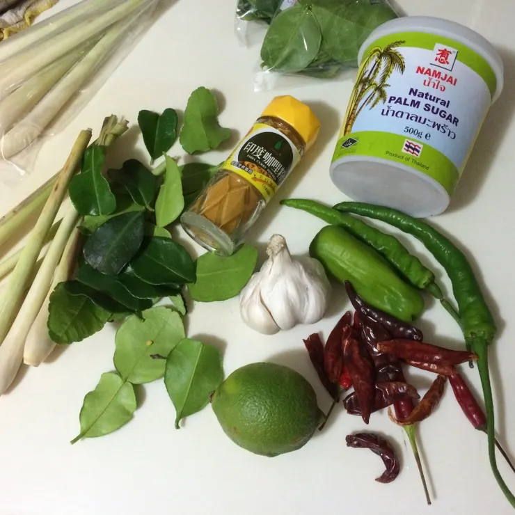 這張是我之前用過的照片，左邊可以看見新鮮的香茅跟卡菲萊姆葉，就是兩片深綠色葉子相連的那個。