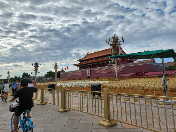 租單車圍繞天安門遊覽
