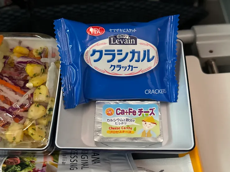 有點像牛油的芝士醬用來夾梳打餅不錯