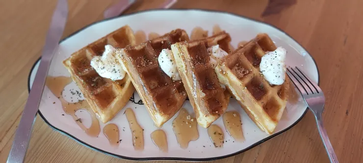 現作的好吃楓糖鬆餅150元，還有其他口味可以挑選喔！