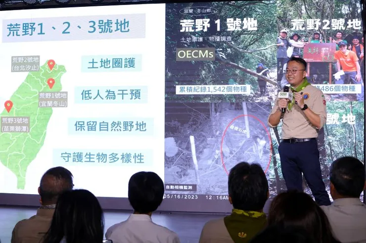 ▲荒野保護協會副理事長陳憲政分享荒野4大「守護淺山棲地」行動，以公園生態化、修補淺山破洞、守護物種棲地及減少人工物侵入自然等理念，讓大眾理解應親近自然