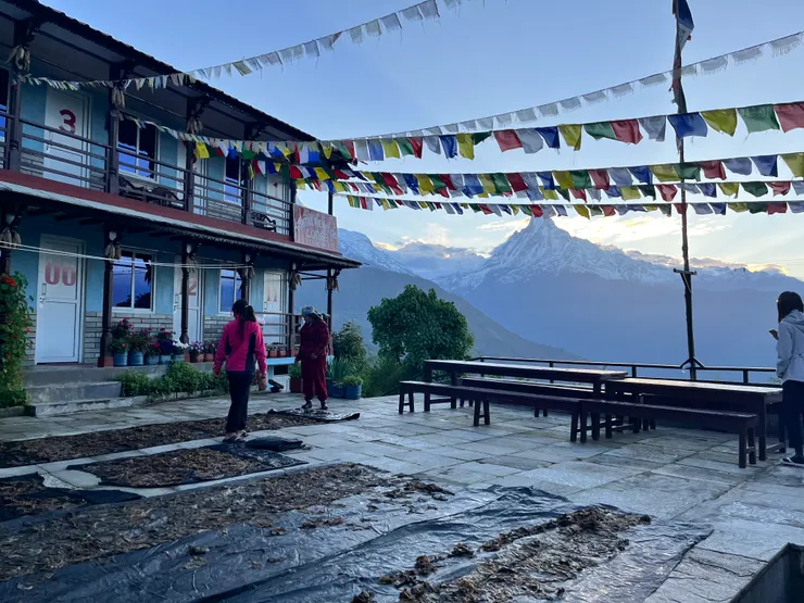 院埕曬著菜乾，當地居民邊工作也邊眺望雪山美景