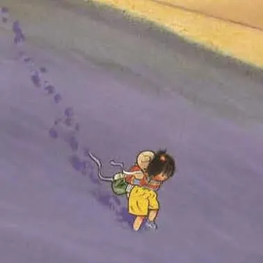 小秋背著小根走下山丘