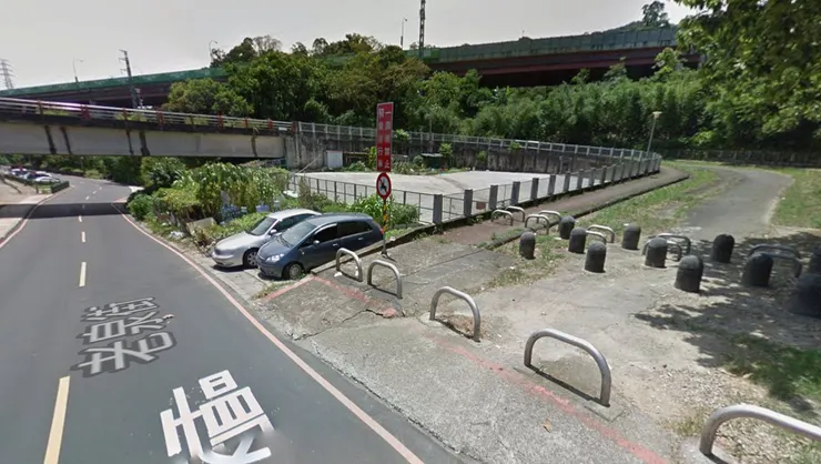 從2014Google Map 看老泉街方向出口的轉彎弧度,及交會口十分危險