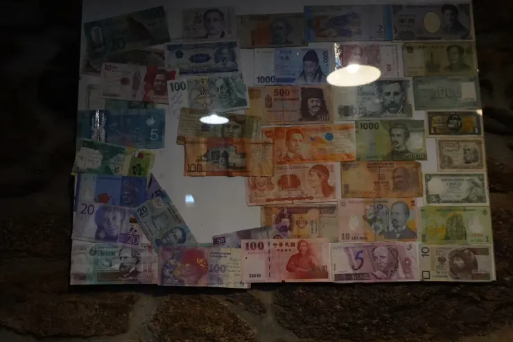 老闆收集的紙鈔有新台幣！