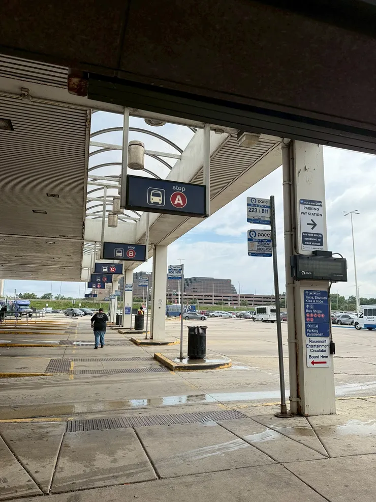 搭藍線 CTA 地鐵到 Rosemont 站下車，在 A 公車站牌等 Rosemont Entertainment Circulator (免費接駁車)