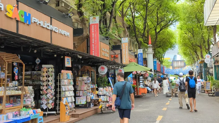 聖母院旁的書街