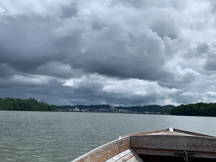 遙望斯里巴加灣市區。