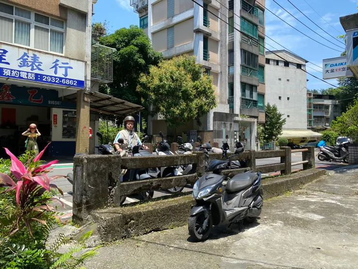 建於民國64年的萬盛橋，是萬盛溪曾流經此地的最佳見證。