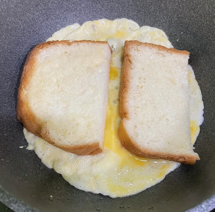 煎蛋放入吐司