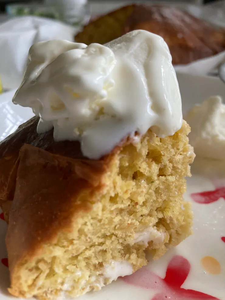 蛋糕再加上小美冰淇淋又變得更好吃了!