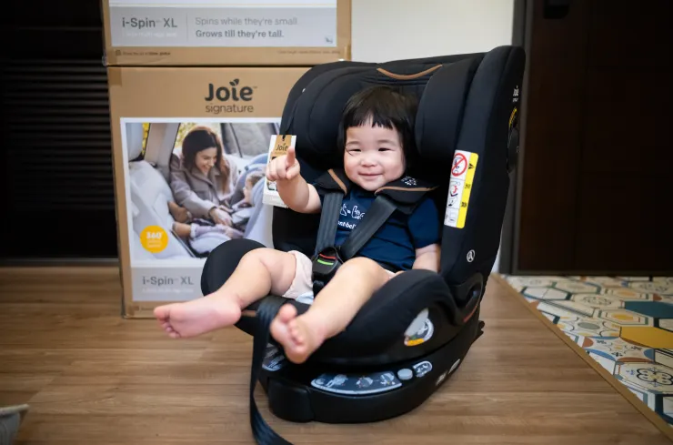 試坐看看，欸嘿！好坐欸！（i-Spin™ XL另一個特色是ISOFIX 鋁合金支撐腳可收納，未來轉成前座模式時就能不干擾腿部空間）