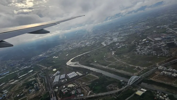 這是早晨桃機南跑道一起飛之後的桃園美景!