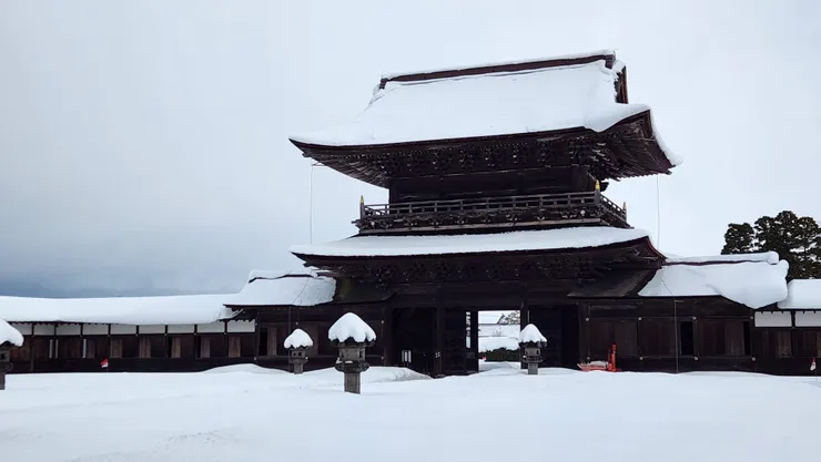 不只山門頂,連內院都積滿了雪,辛苦住持們了