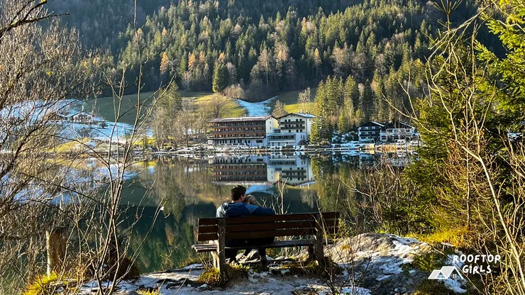 眼前風景真的太美了！忍不住停下腳步，拿出手機悄悄捕捉這對情侶的身影