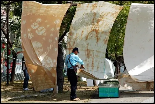 正在收染布的卓加山