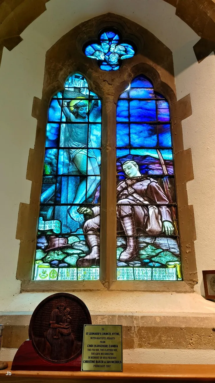 【前衛彩色玻璃紀念一戰百萬亡靈！這座古老的教堂， 卻有扇乍看突兀的前衛彩色玻璃窗，一名現代士兵倒臥在十字架基督腳下 ，原來是一對悲傷的父母，為了紀念死於第一次世界大戰索姆河戰役的19歲獨子 Robert Hildyard少尉設立的。】