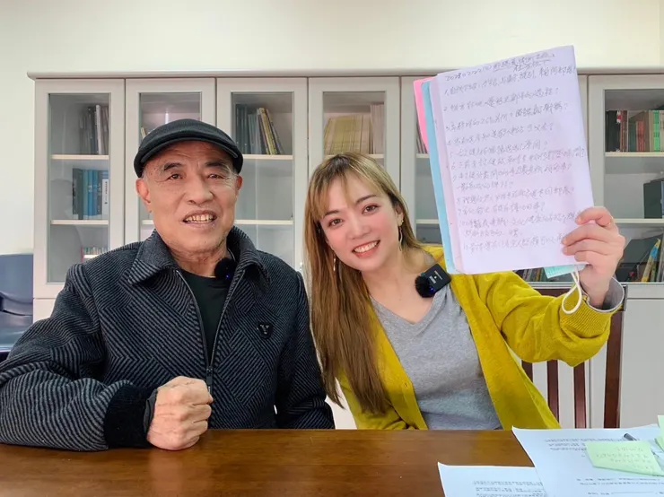 高福生耆老 與他受訪前認真的筆記