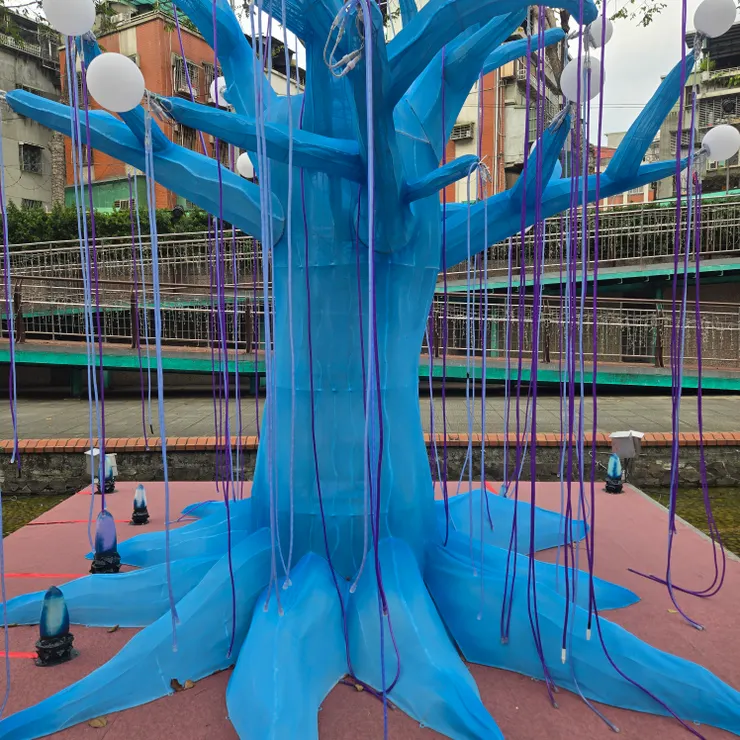 這時候千年樹妖，靜靜的看著小兩口。。