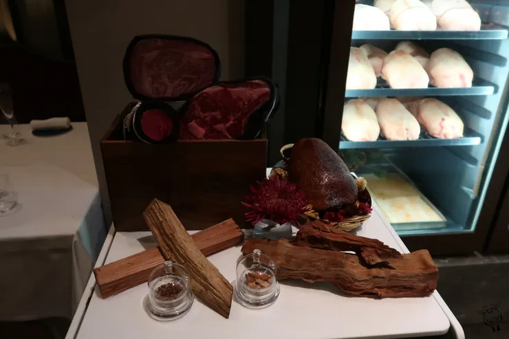 四種主餐肉模型和燻肉的木頭