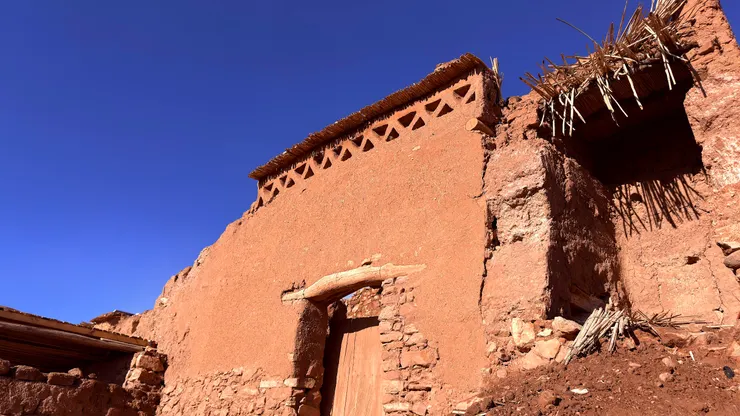 由泥土、稻草與石頭築成的牆